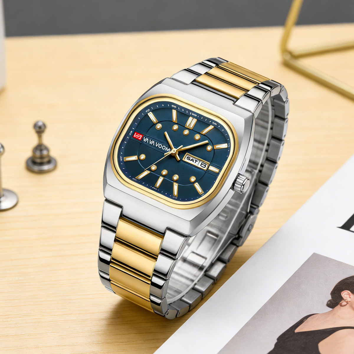 スクエア型の新しいユニークなデザインのスチール製人気クォーツ - Analog Quartz Watch のレビューと価格